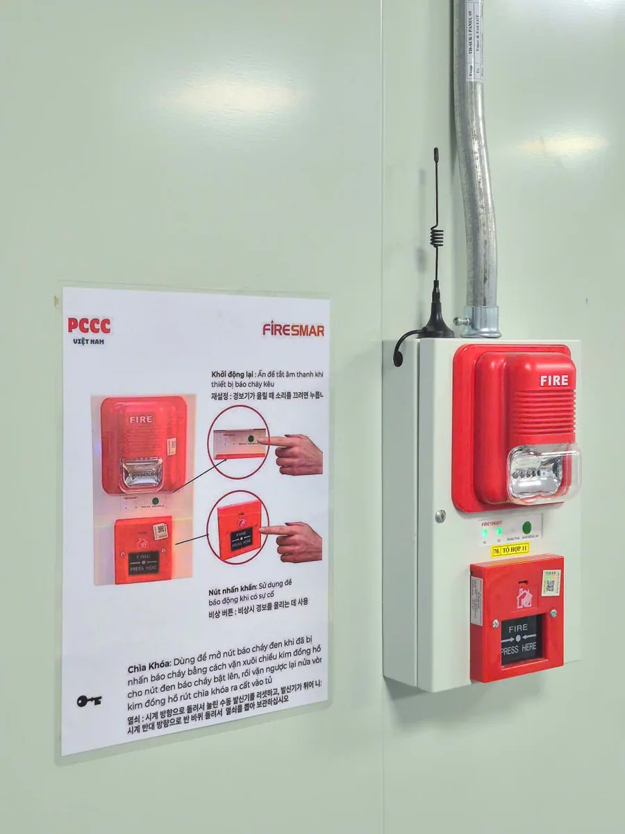 FireSmart wireless sounder strobe and manual call point combo unit, antenna raised above the metal ceiling structure